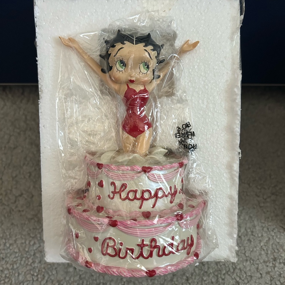 Betty Boop Happy Birthday Cake Music Box San Francisco Company 2005 Figurine - Picture 4 of 12